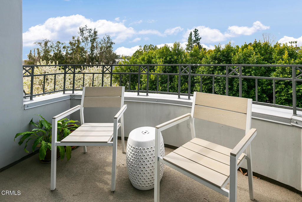 519 S Orange Grove Boulevard Unit: 300