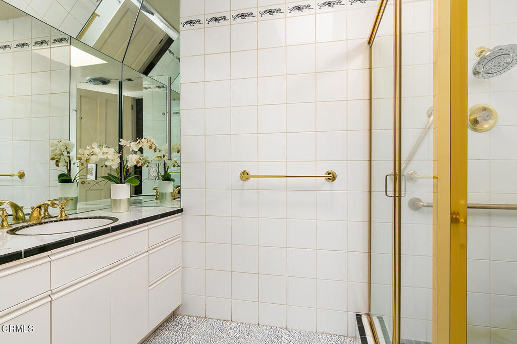 519 S Orange Grove Boulevard Unit: 300