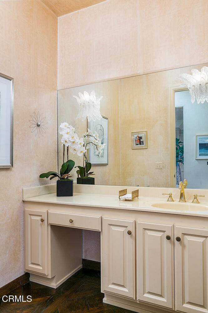 519 S Orange Grove Boulevard Unit: 300