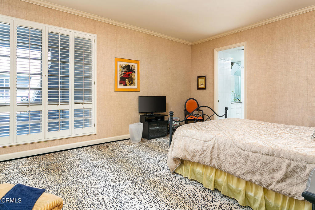 519 S Orange Grove Boulevard Unit: 300