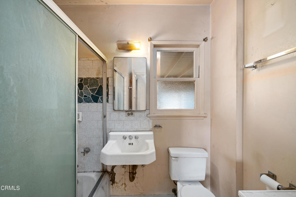 5631 N Willard Avenue