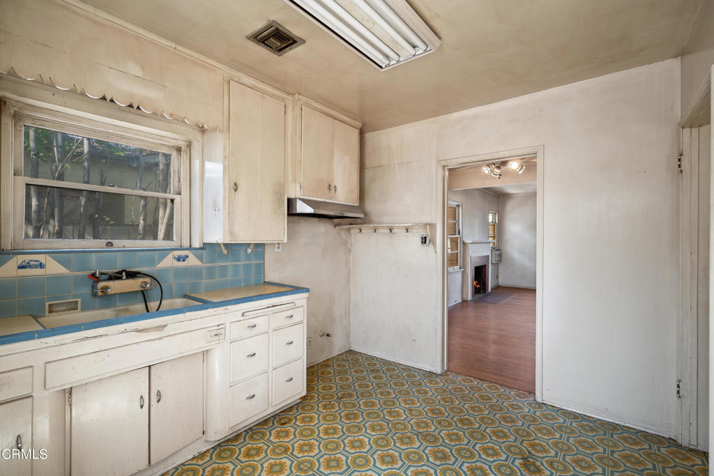 5631 N Willard Avenue