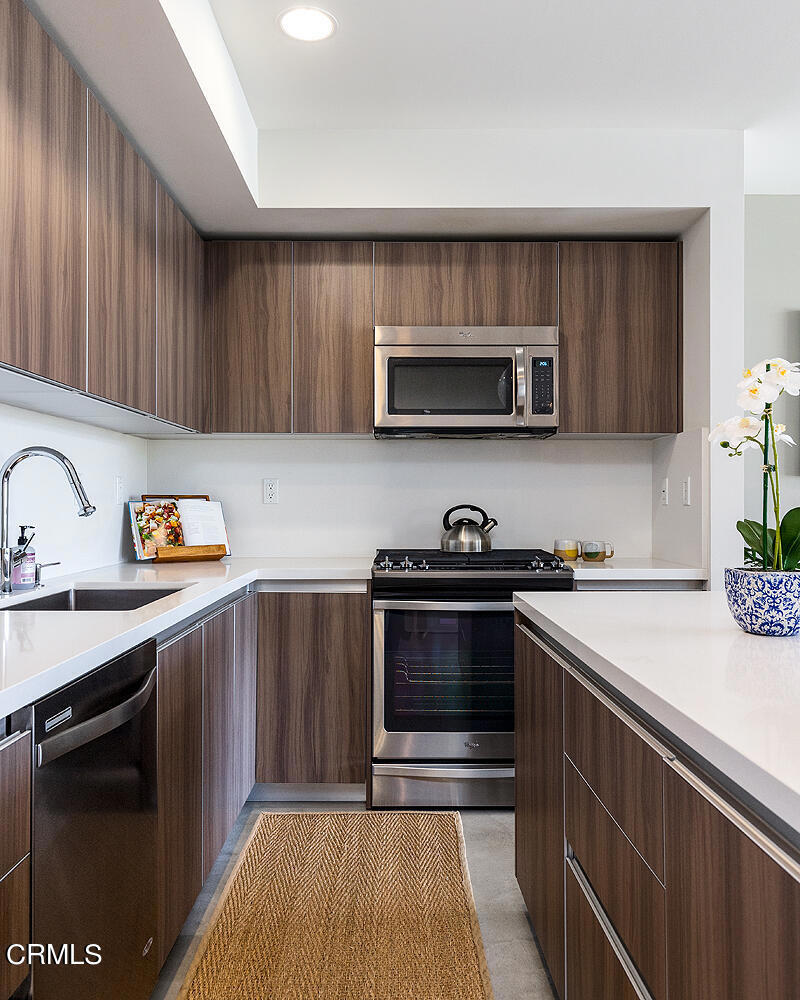 482 S Arroyo Parkway Unit: 404