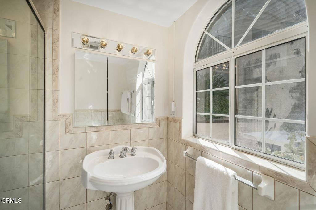 2350 E Glenoaks Boulevard