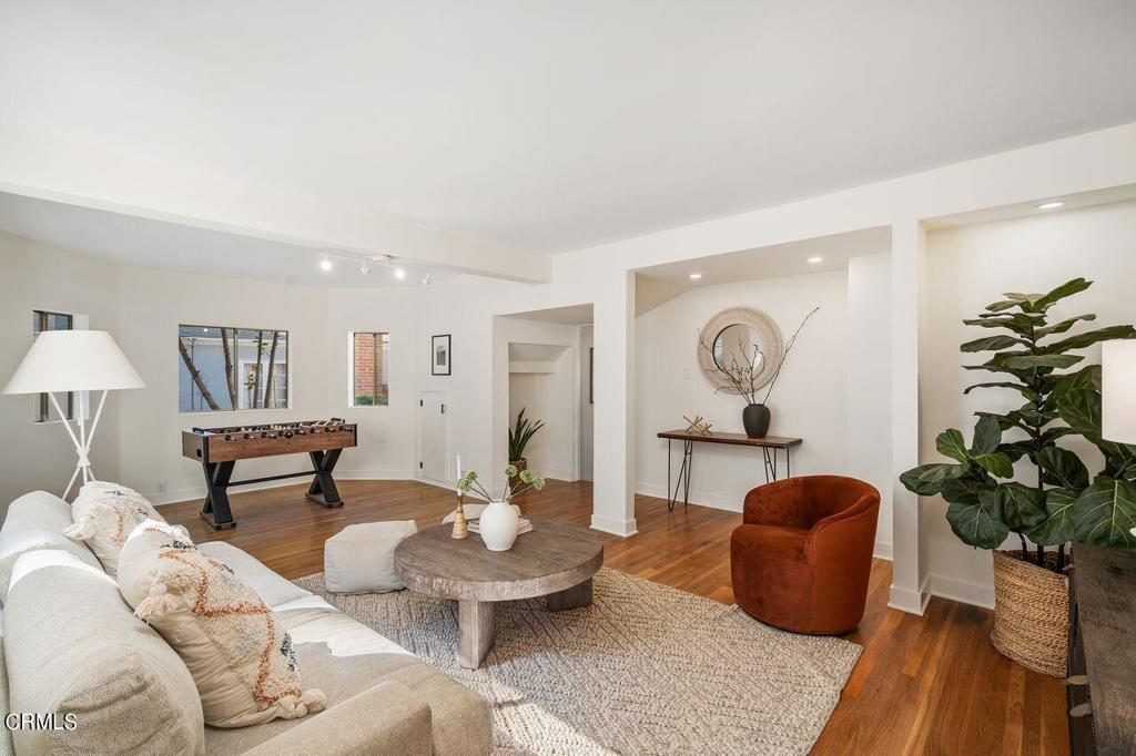 2350 E Glenoaks Boulevard