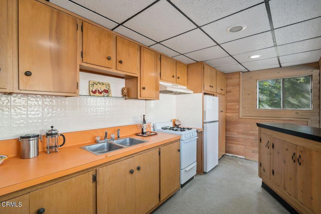 2350 E Glenoaks Boulevard