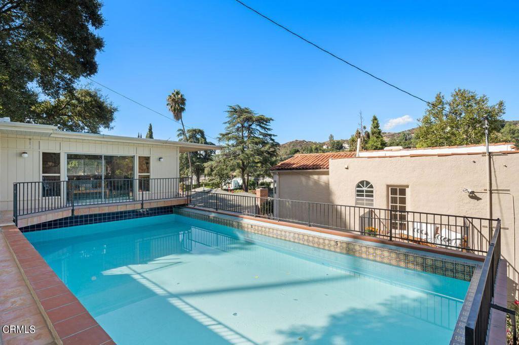 2350 E Glenoaks Boulevard