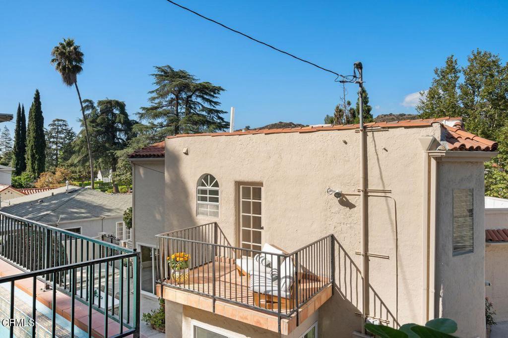 2350 E Glenoaks Boulevard