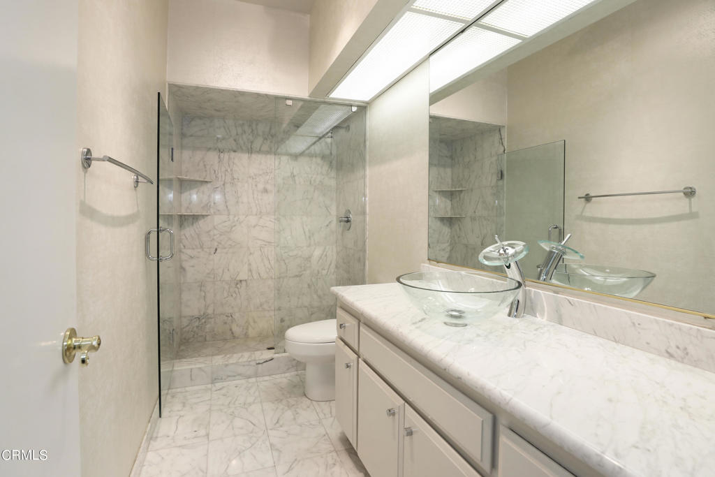 700 S Lake Avenue 323