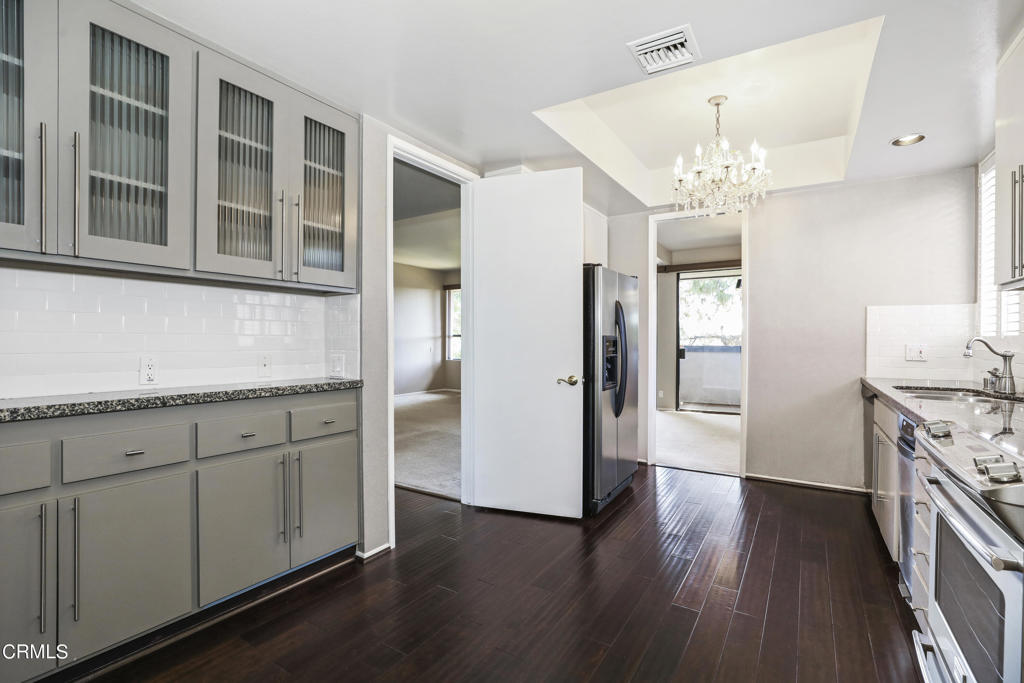 700 S Lake Avenue 323