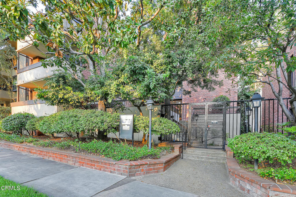 700 S Lake Avenue 323