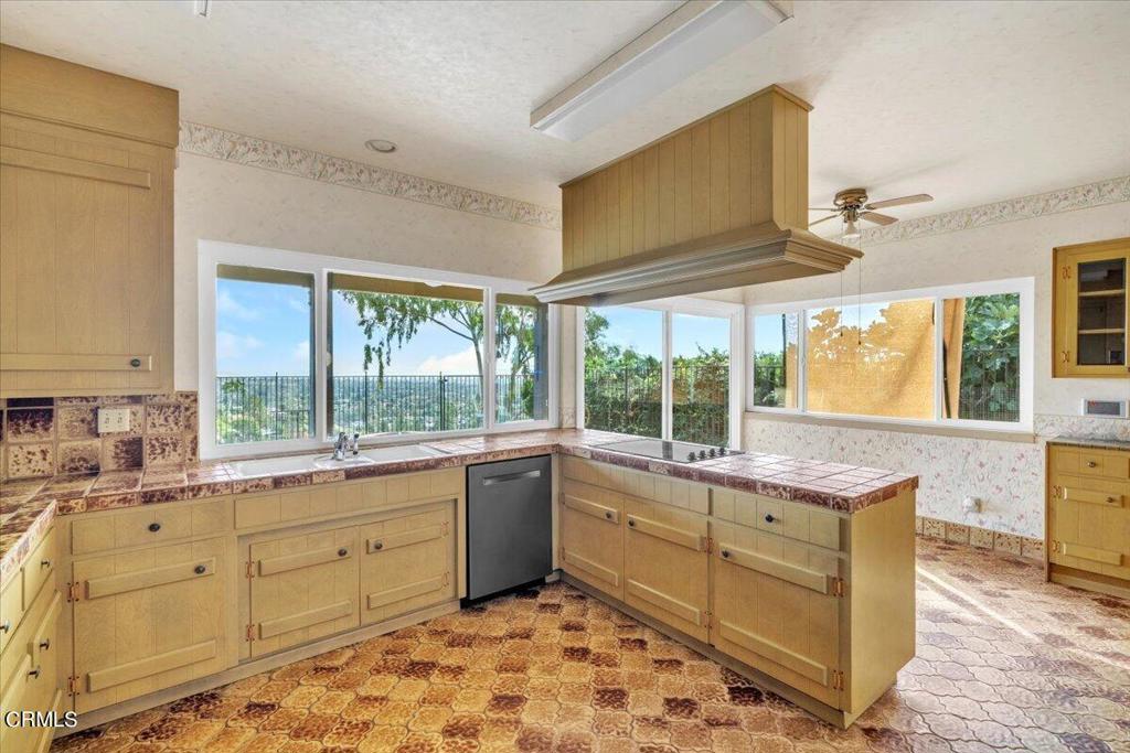 2634 N Mountain Avenue Avenue