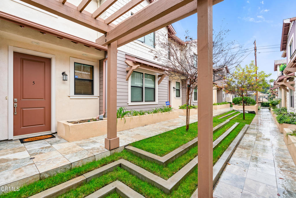 549 N Wilson Avenue Unit: 5