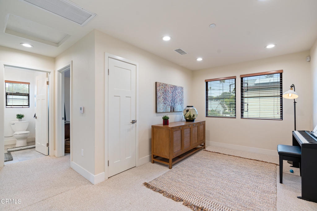 549 N Wilson Avenue Unit: 5