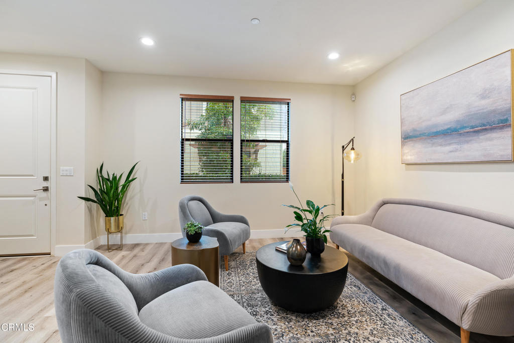 549 N Wilson Avenue Unit: 5