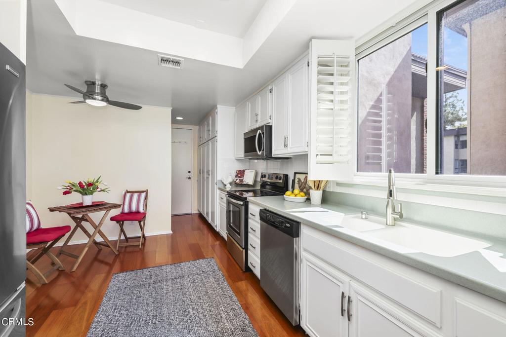 700 S Lake Avenue 220