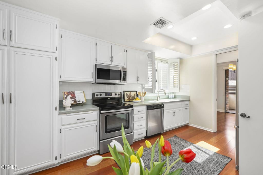 700 S Lake Avenue 220