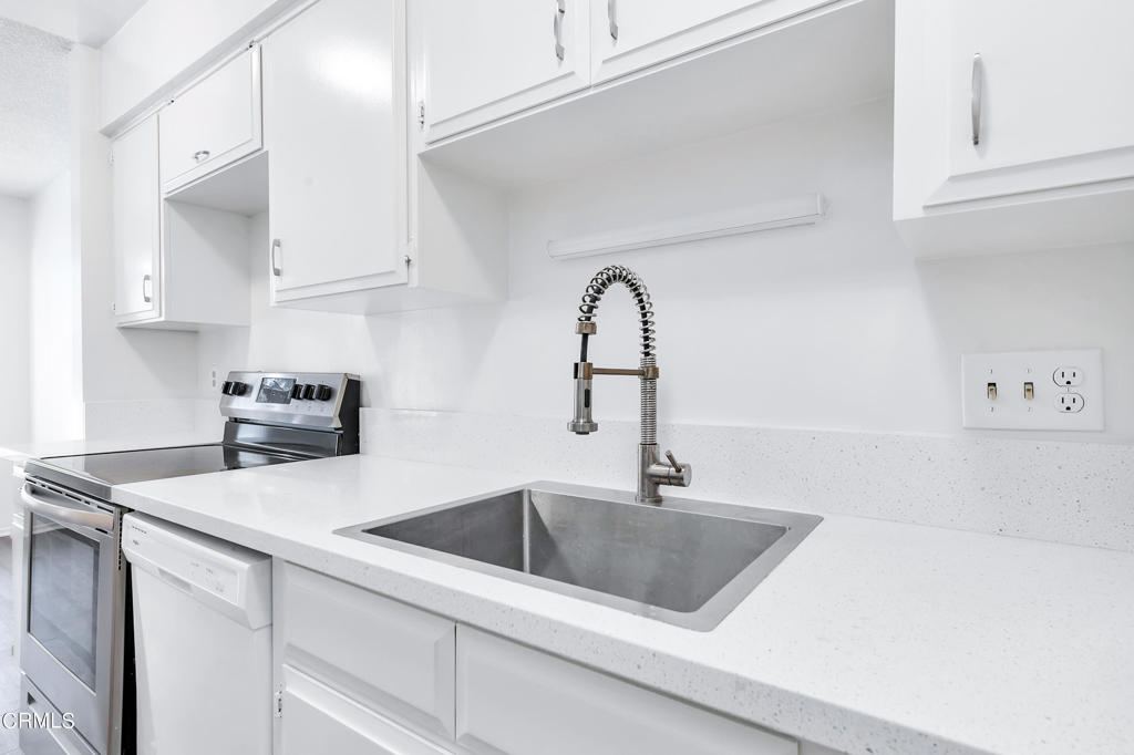 215 N Kenwood Street 203