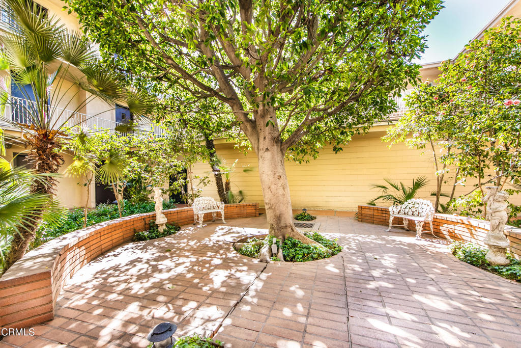 215 N Kenwood Street 203