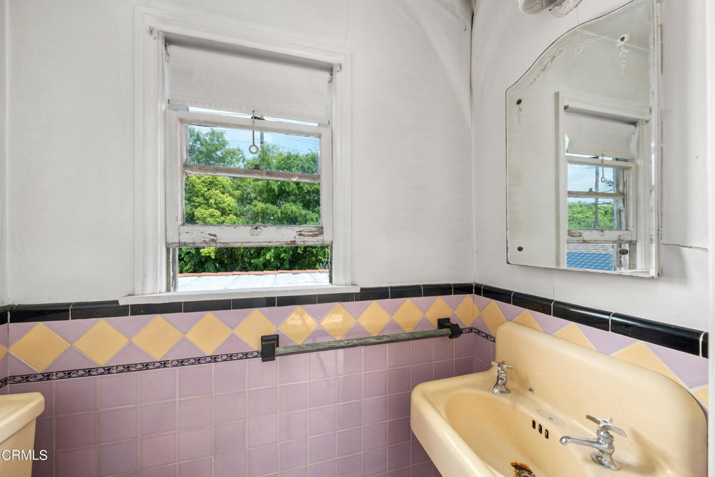 2026 Stratford Avenue