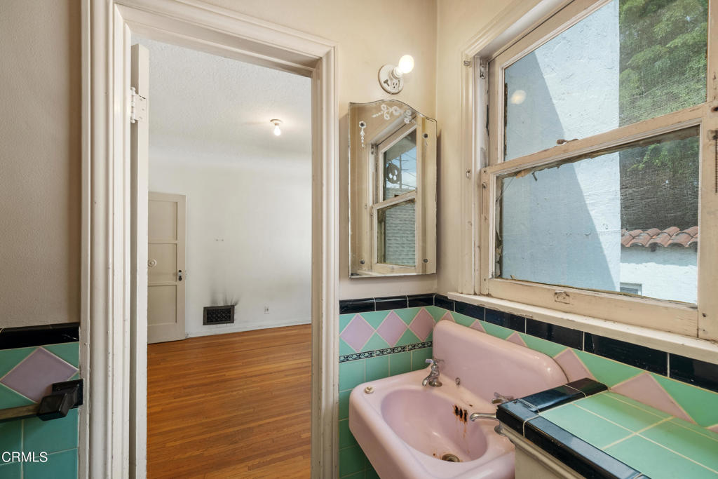 2026 Stratford Avenue