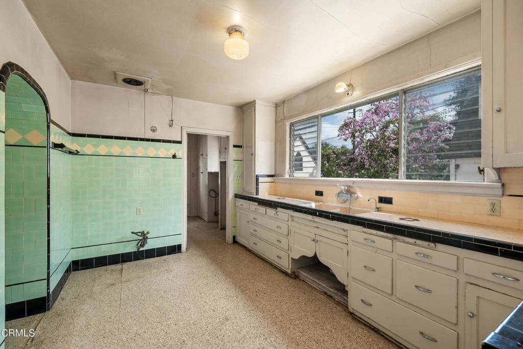 2026 Stratford Avenue