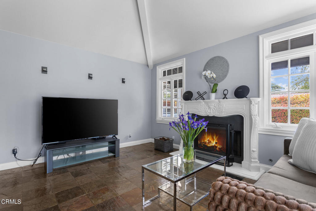 3361 N Fair Oaks Avenue