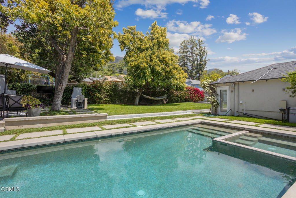 3361 N Fair Oaks Avenue