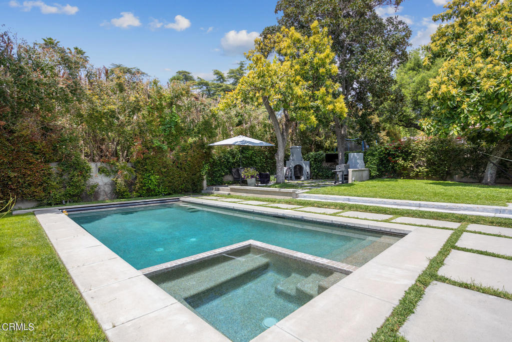 3361 N Fair Oaks Avenue