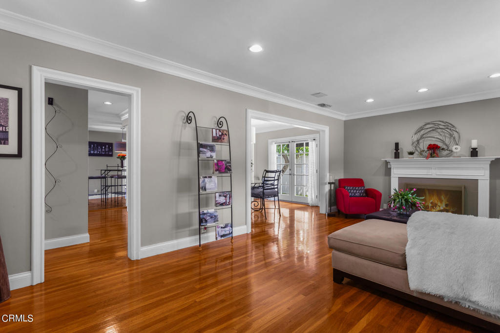 3361 N Fair Oaks Avenue