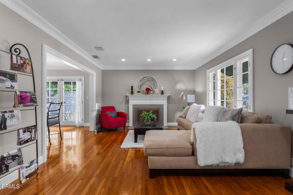 3361 N Fair Oaks Avenue