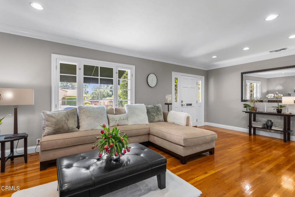 3361 N Fair Oaks Avenue