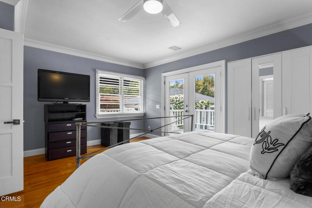 3361 N Fair Oaks Avenue