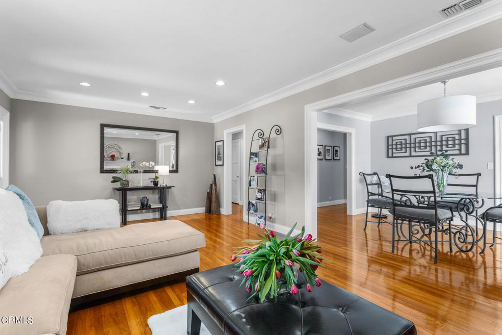 3361 N Fair Oaks Avenue