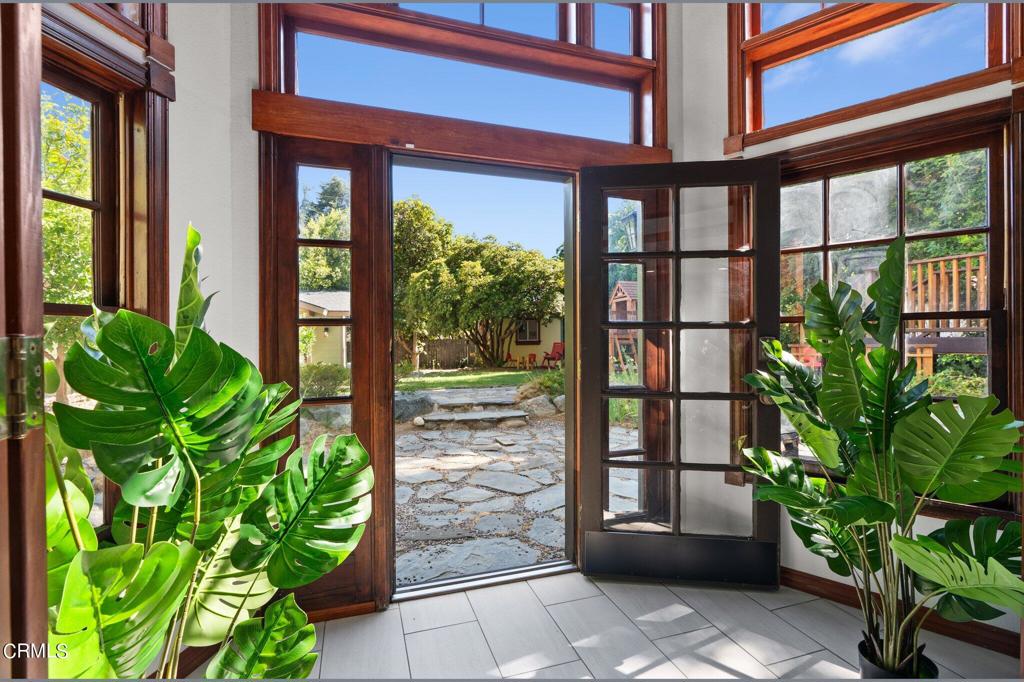 542 W W Montecito Avenue