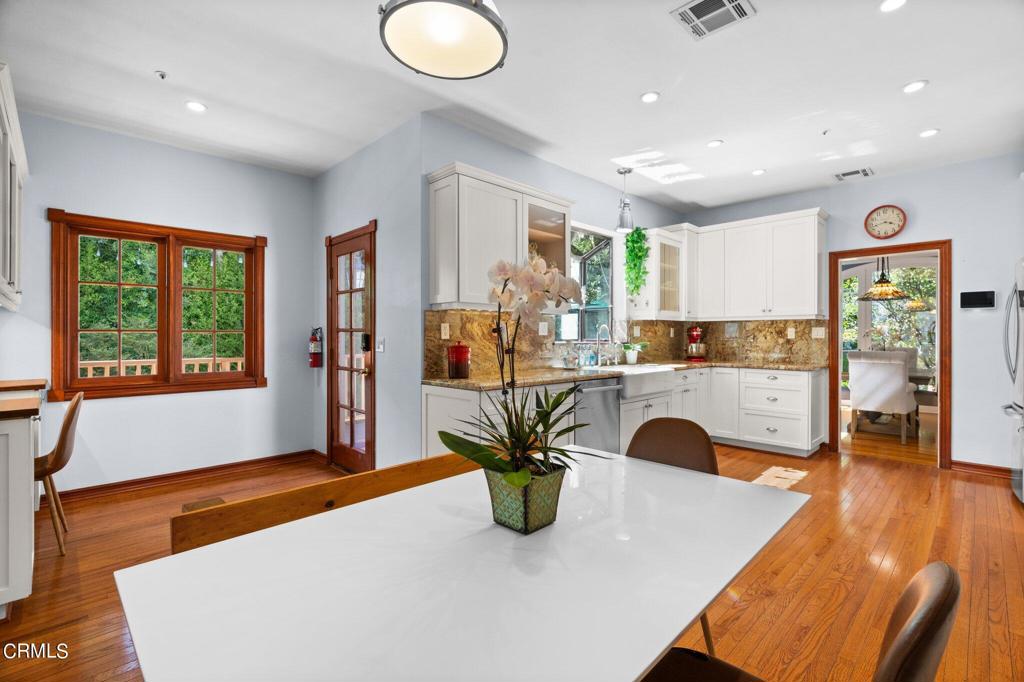 542 W W Montecito Avenue