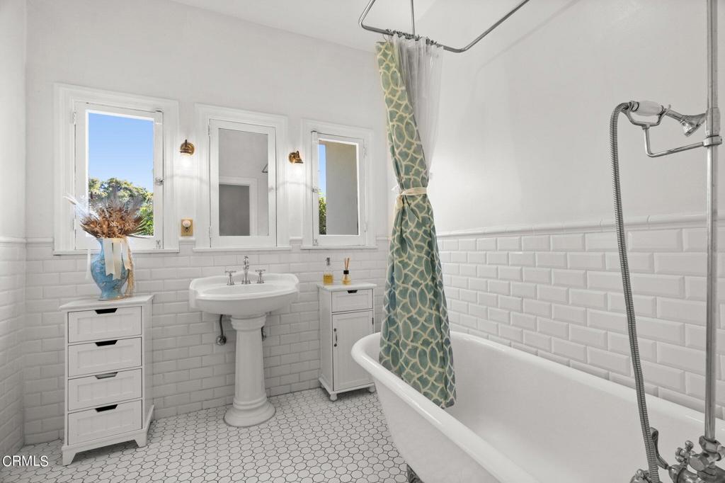 542 W W Montecito Avenue