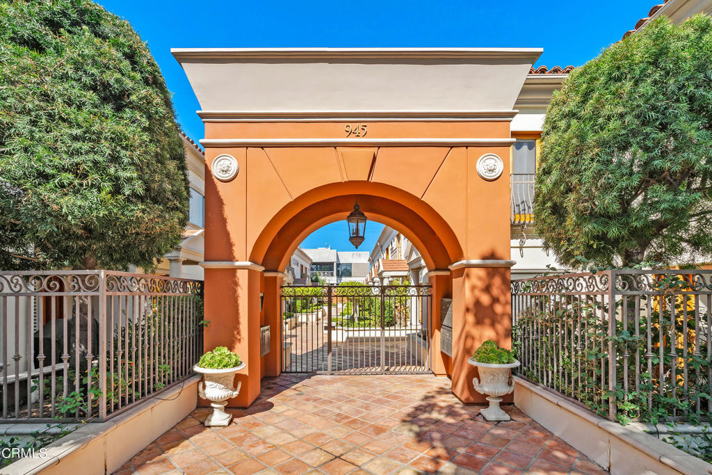 945 S Marengo Avenue 5