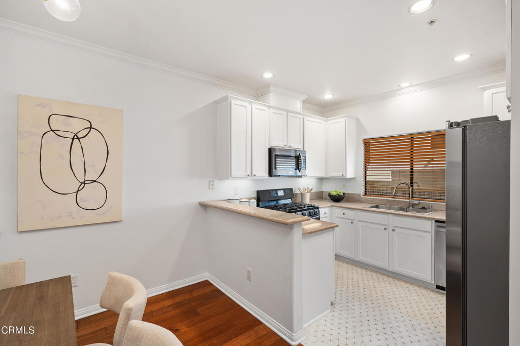 945 S Marengo Avenue 5