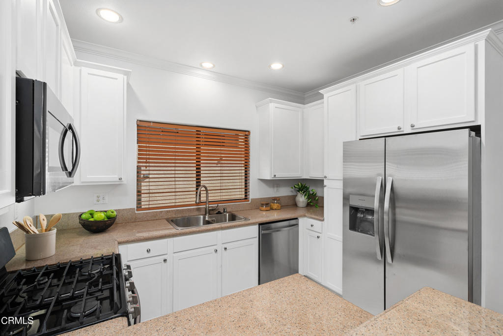 945 S Marengo Avenue 5