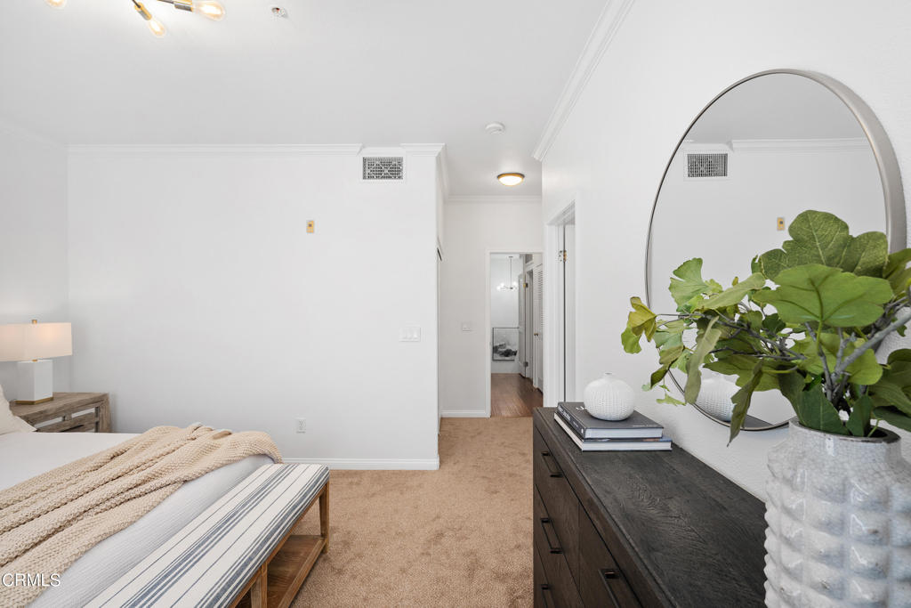 945 S Marengo Avenue 5