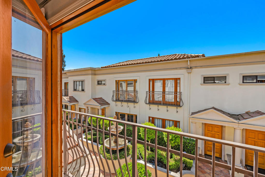 945 S Marengo Avenue 5