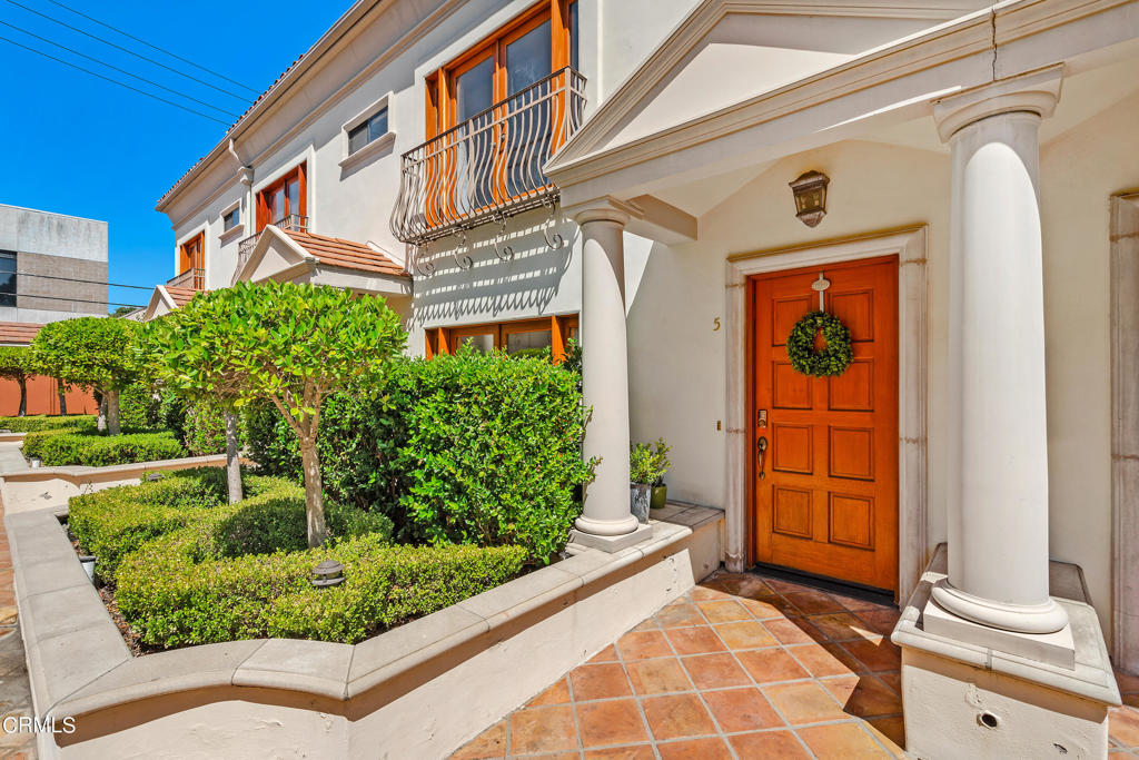 945 S Marengo Avenue 5