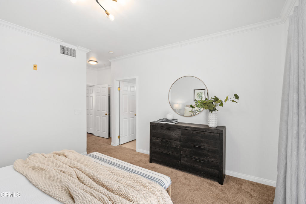 945 S Marengo Avenue 5