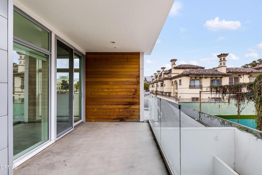 482 S Arroyo Parkway 303