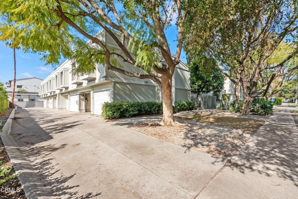 137 N Oak Knoll Avenue N 21