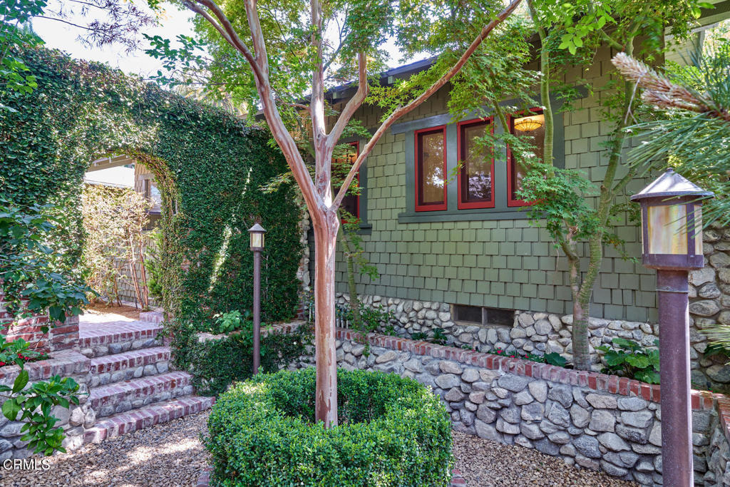 845 847 S Los Robles Avenue