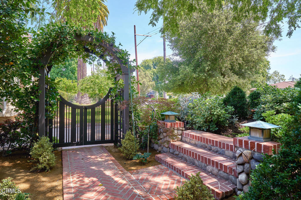 845 847 S Los Robles Avenue