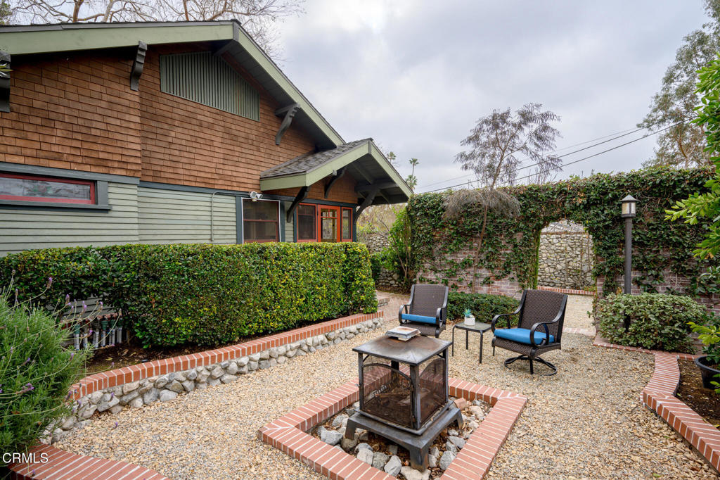 845 847 S Los Robles Avenue