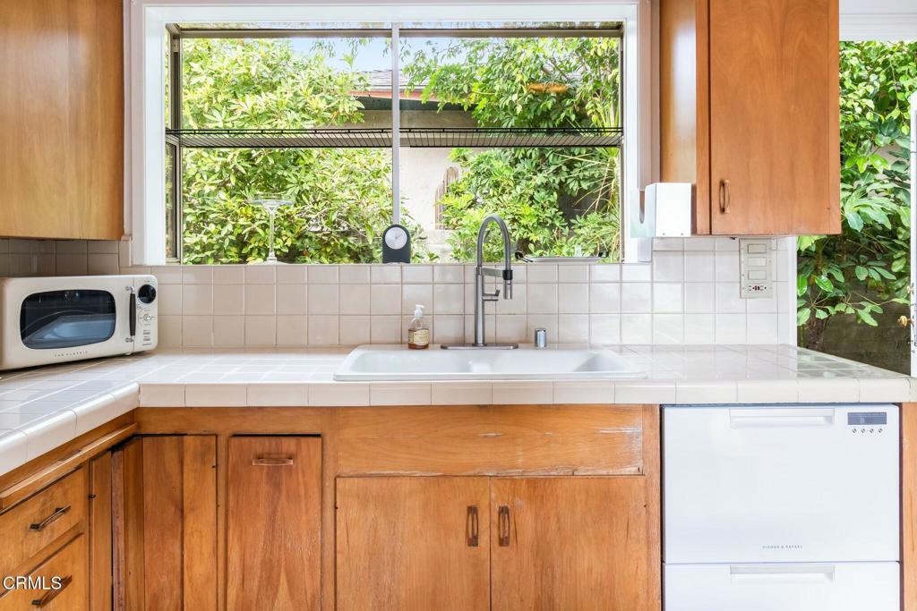 2080 N Grand Oaks Avenue